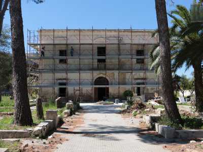 Alla fine della stradella ci si trova davanti a un edificio ricoperto da un'impalcatura messa su dagli operai che lo stanno ristrutturando. Presenta al piano terra un ingresso ad arco inserito tra due finestre e al primo piano tre aperture che si affacciano su un'estesa balconata